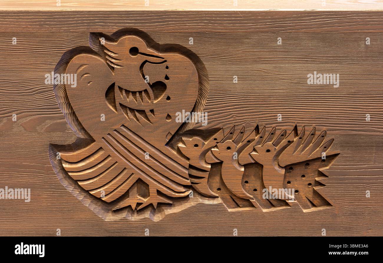 Kirchen im Rhein-Kreis-Neuss, Neuss, Collegium Marianum, Mack-Kapelle, Kirchenbank mit relief : Vogel füttert Junge Banque D'Images