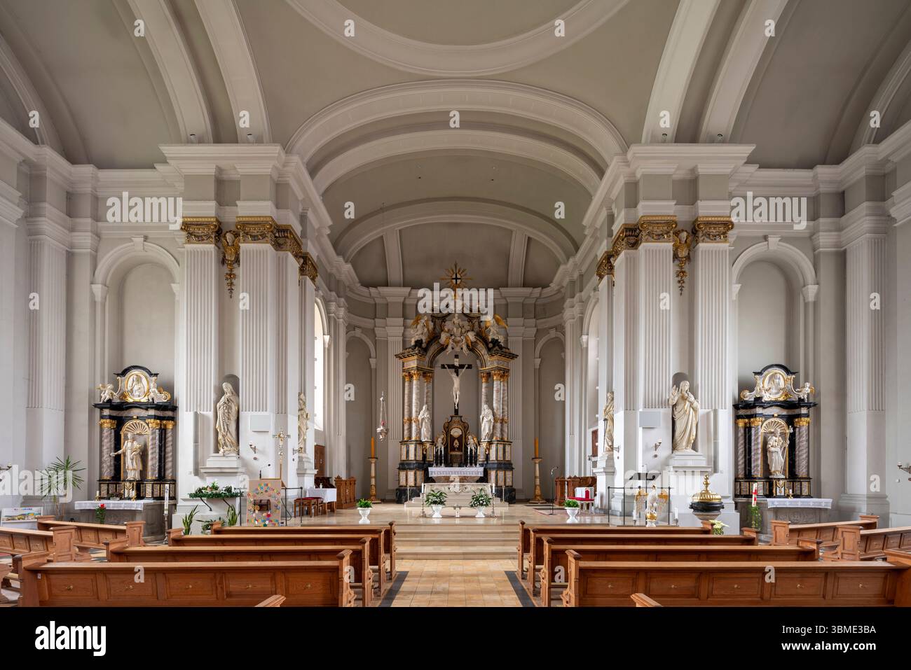 Kirchen im Rhein-Kreis-Neuss, Grevenbroich-Elsen, préparé Stephanus, Altarraum mit Hochaltar und zwei Seitenaltären Banque D'Images