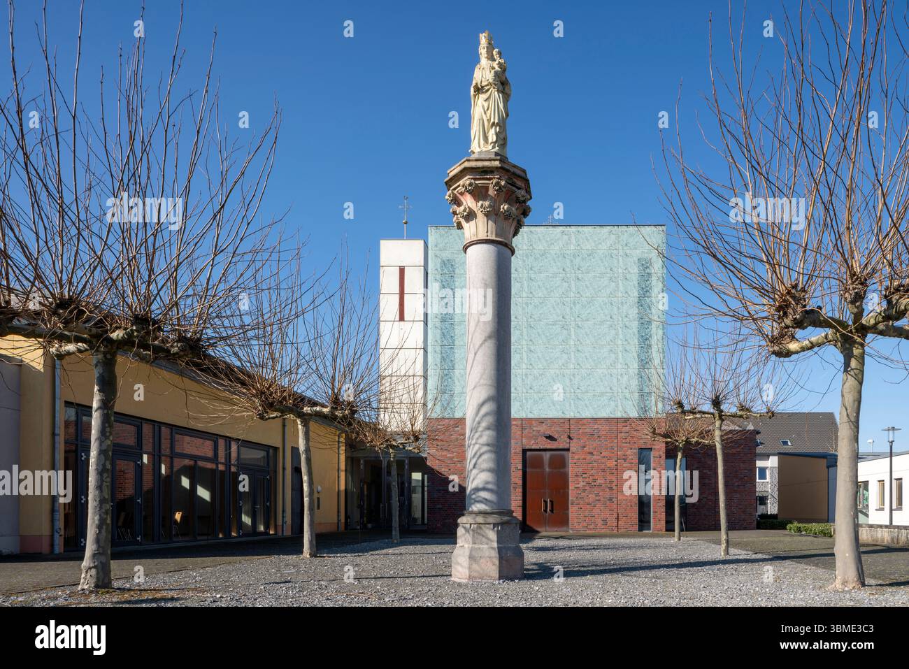 Kirchen im Rhein-Kreis-Neuss, (Neu-) Otzenrath, présente Simon und Judas Thaddäus, Südseite mit Glockenturm und Mariensäule Banque D'Images