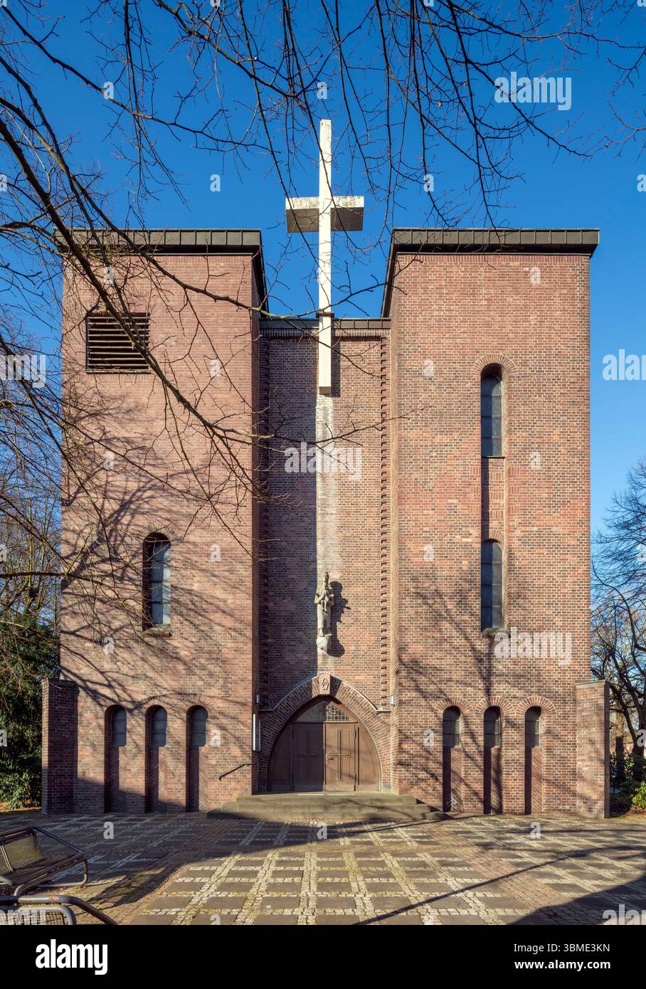 Kirchen im Rhein-Kreis-Neuss, Grevenbroich-Noithausen, Mariä Geburt, Blick von Osten auf den Eingang Banque D'Images