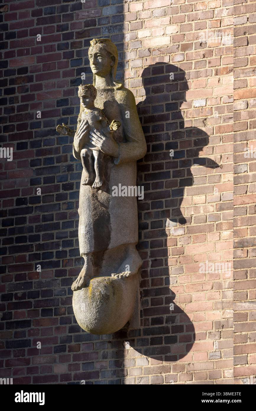 Kirchen im Rhein-Kreis-Neuss, Grevenbroich-Noithausen, a participé Mariä Geburt, Eingang mit Skulptur „Maria mit Kind von Theodor Hammers Banque D'Images