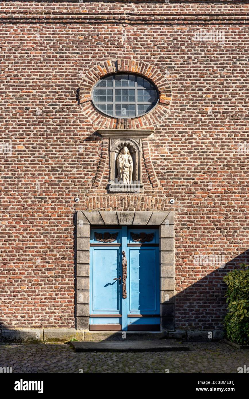 Kirchen im Rhein-Kreis-Neuss, Korschenbroich-Liedberg, Burgkapelle, Westfassade mit Portal und Skulptur Hildegundis von Meer Banque D'Images
