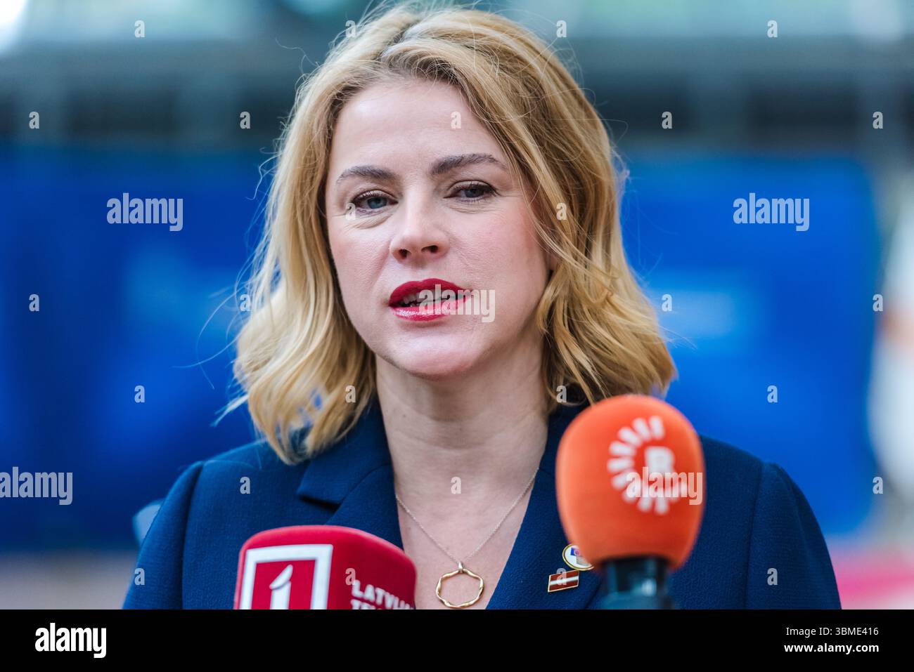 BRUXELLES, BELGIQUE - 26 JUIN 2025. Evika SILIŅA, première ministre lettone, s'adresse aux médias avant le début de la réunion de l'UE dans le bâtiment Europa, le siège du Conseil de l'UE à Bruxelles. Les dirigeants de l'UE se réunissent à Bruxelles pour discuter des défis géoéconomiques et des développements en cours en Ukraine et au moyen-Orient. Ils discutent de la défense et de la sécurité européennes, de l'UE dans le monde et de la compétitivité, des migrations, du processus d'adhésion de la Moldavie à l'UE, de la situation dans les Balkans occidentaux, ainsi que de la sécurité intérieure, de la préparation et des activités hybrides. Crédit : Morfo SAVVA | Alamy Live News. Banque D'Images