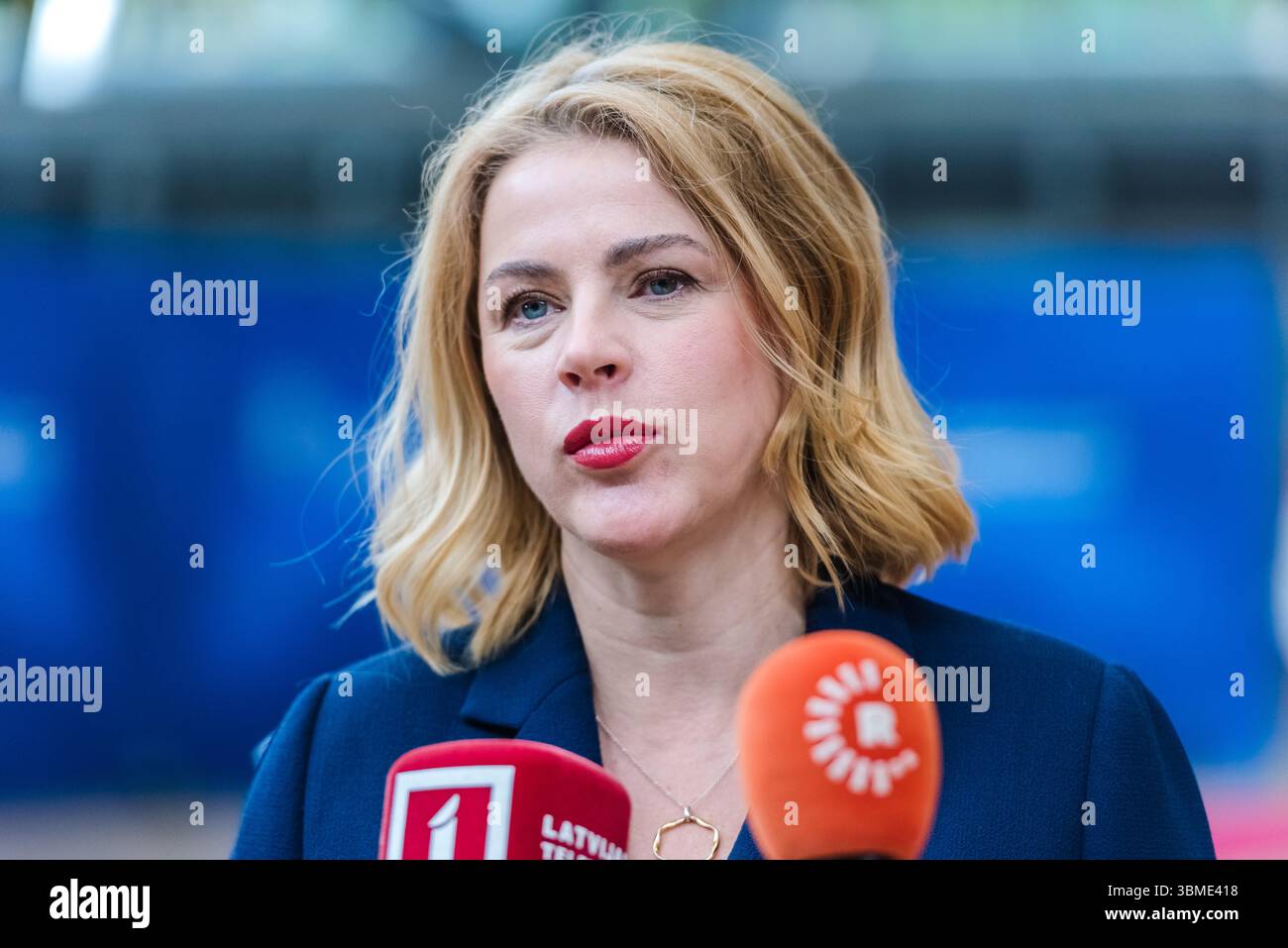 BRUXELLES, BELGIQUE - 26 JUIN 2025. Evika SILIŅA, première ministre lettone, s'adresse aux médias avant le début de la réunion de l'UE dans le bâtiment Europa, le siège du Conseil de l'UE à Bruxelles. Les dirigeants de l'UE se réunissent à Bruxelles pour discuter des défis géoéconomiques et des développements en cours en Ukraine et au moyen-Orient. Ils discutent de la défense et de la sécurité européennes, de l'UE dans le monde et de la compétitivité, des migrations, du processus d'adhésion de la Moldavie à l'UE, de la situation dans les Balkans occidentaux, ainsi que de la sécurité intérieure, de la préparation et des activités hybrides. Crédit : Morfo SAVVA | Alamy Live News. Banque D'Images