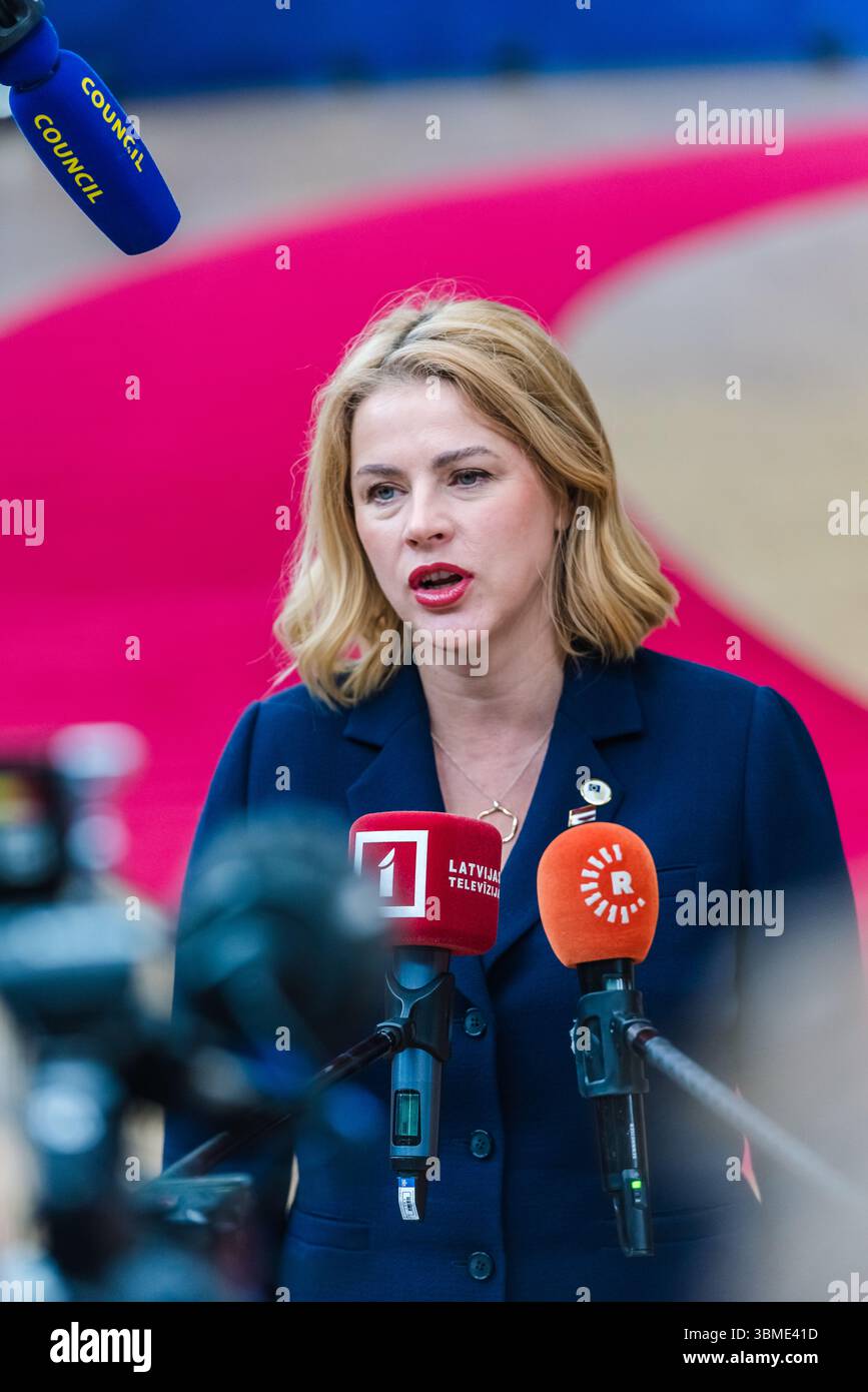 BRUXELLES, BELGIQUE - 26 JUIN 2025. Evika SILIŅA, première ministre lettone, s'adresse aux médias avant le début de la réunion de l'UE dans le bâtiment Europa, le siège du Conseil de l'UE à Bruxelles. Les dirigeants de l'UE se réunissent à Bruxelles pour discuter des défis géoéconomiques et des développements en cours en Ukraine et au moyen-Orient. Ils discutent de la défense et de la sécurité européennes, de l'UE dans le monde et de la compétitivité, des migrations, du processus d'adhésion de la Moldavie à l'UE, de la situation dans les Balkans occidentaux, ainsi que de la sécurité intérieure, de la préparation et des activités hybrides. Crédit : Morfo SAVVA | Alamy Live News. Banque D'Images