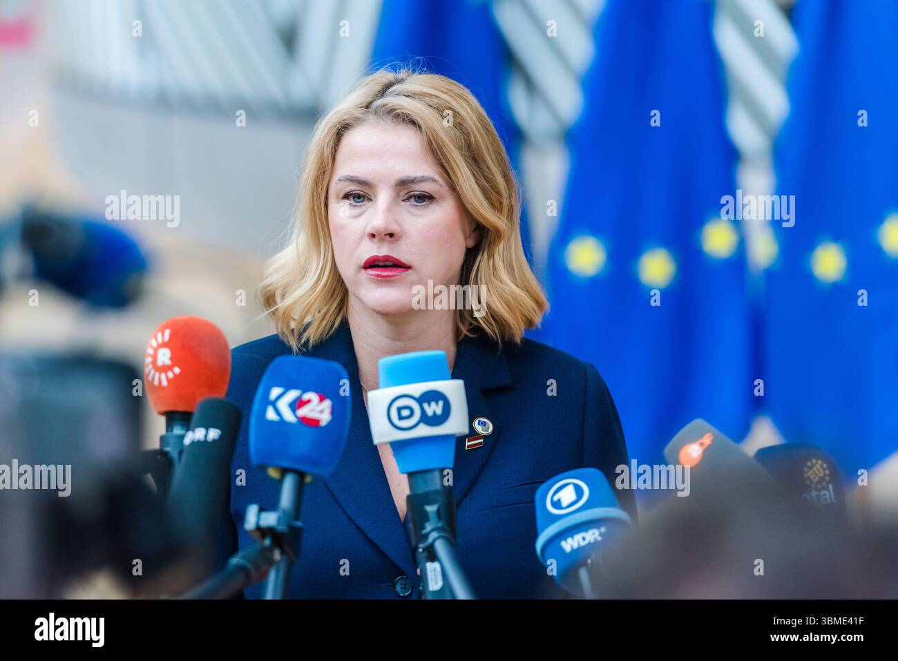 BRUXELLES, BELGIQUE - 26 JUIN 2025. Evika SILIŅA, première ministre lettone, s'adresse aux médias avant le début de la réunion de l'UE dans le bâtiment Europa, le siège du Conseil de l'UE à Bruxelles. Les dirigeants de l'UE se réunissent à Bruxelles pour discuter des défis géoéconomiques et des développements en cours en Ukraine et au moyen-Orient. Ils discutent de la défense et de la sécurité européennes, de l'UE dans le monde et de la compétitivité, des migrations, du processus d'adhésion de la Moldavie à l'UE, de la situation dans les Balkans occidentaux, ainsi que de la sécurité intérieure, de la préparation et des activités hybrides. Crédit : Morfo SAVVA | Alamy Live News. Banque D'Images