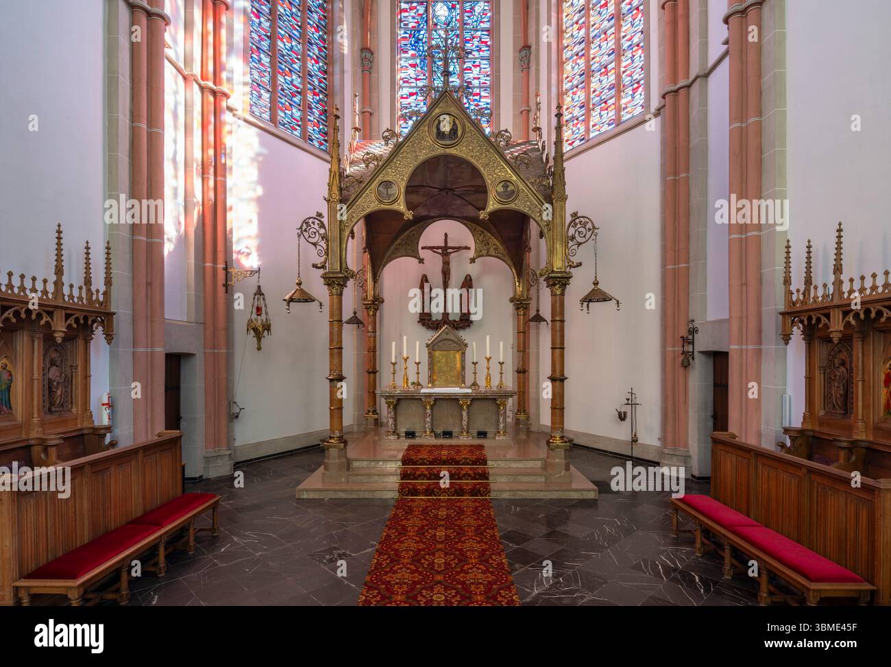 Kirchen im Rhein-Kreis-Neuss, Grevenbroich-Gustorf, Mariä Himmelfahrt, 1872-1876 von August Rincklake erbaut, Chor mit Altarbaldachin Banque D'Images