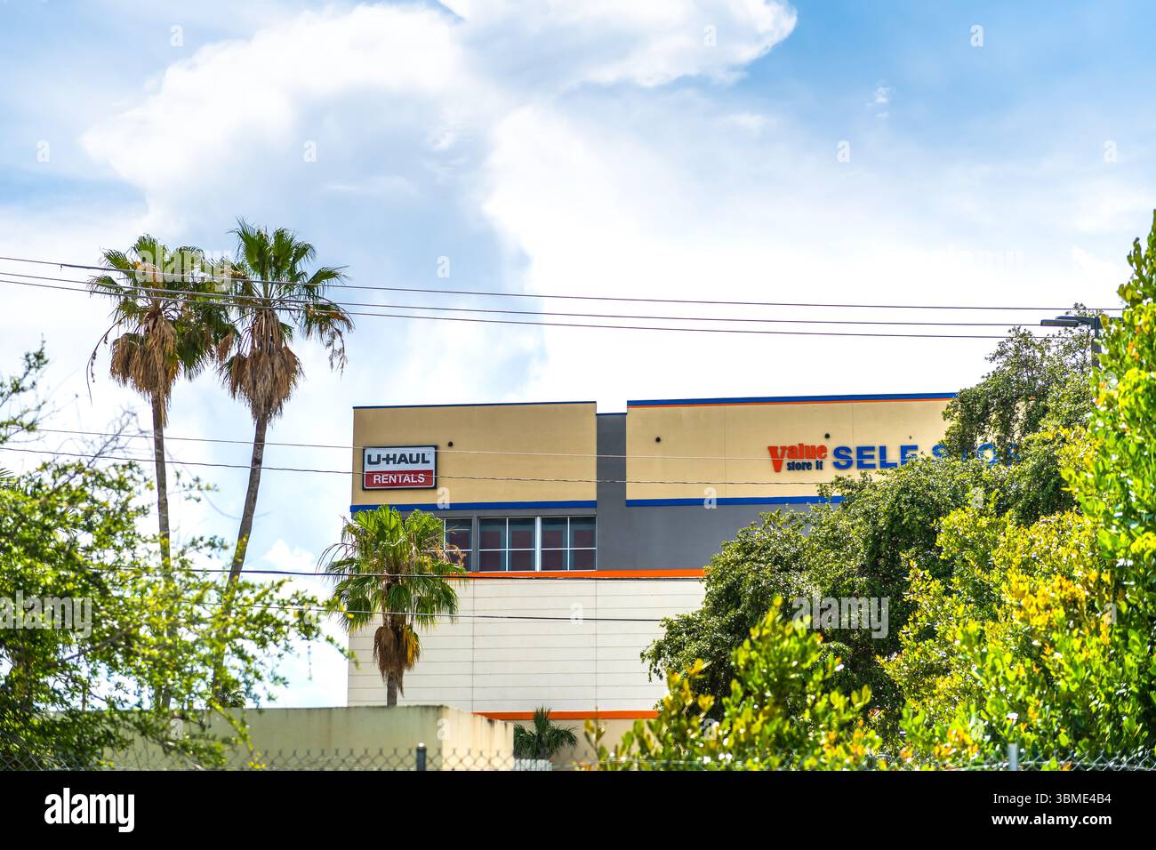 Hollywood, États-Unis - 30 avril 2022 : signe de bureau de société de location de camion de voiture U-Haul sur le bâtiment à Miami, Floride avec entrepôt de stockage libre Banque D'Images