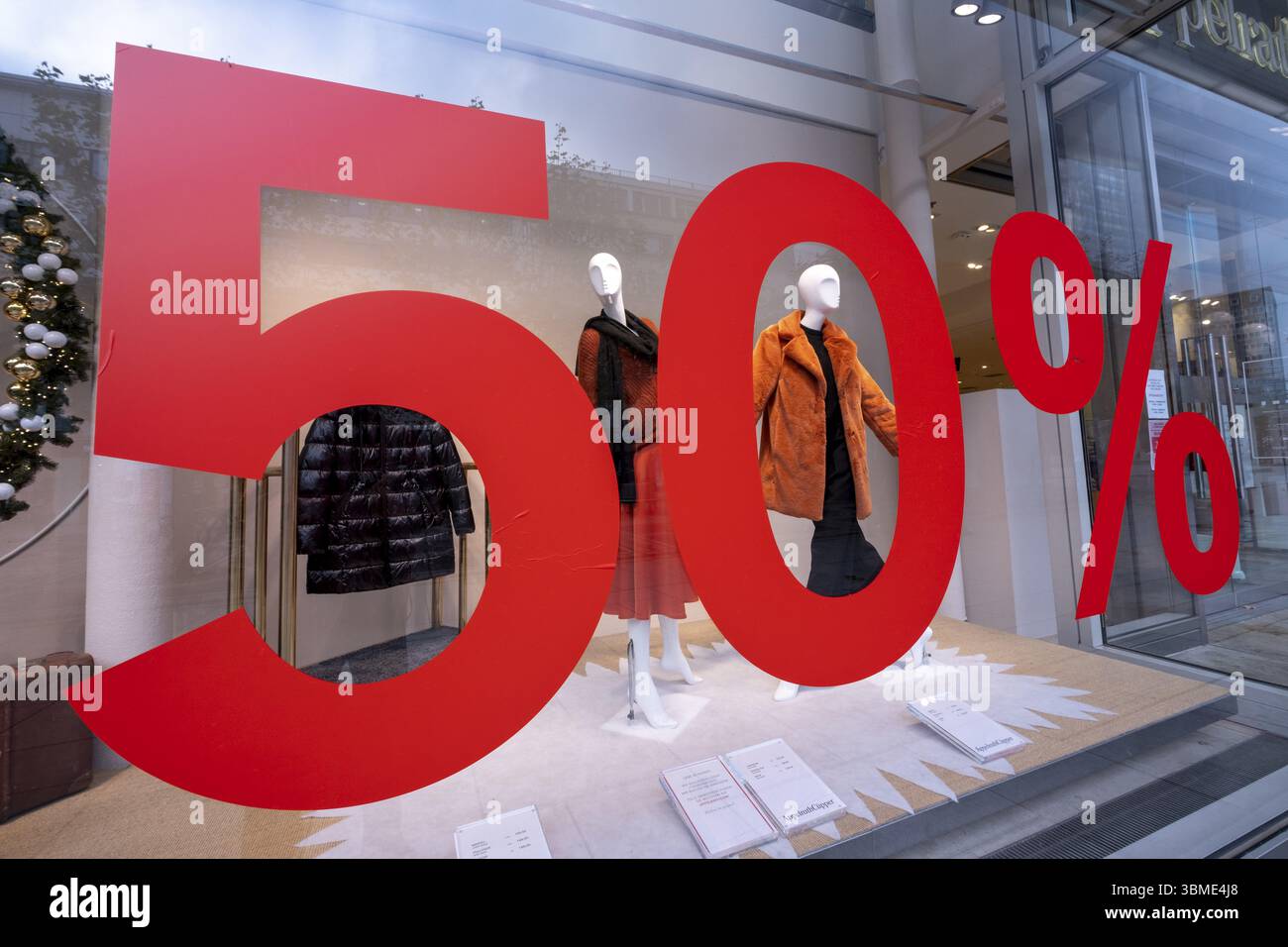 Grands autocollants avec 50% de réduction sur la vitrine du grand magasin fermé Appelrath Cuepper sur le Zeil, la zone piétonne de Francfort Am Banque D'Images