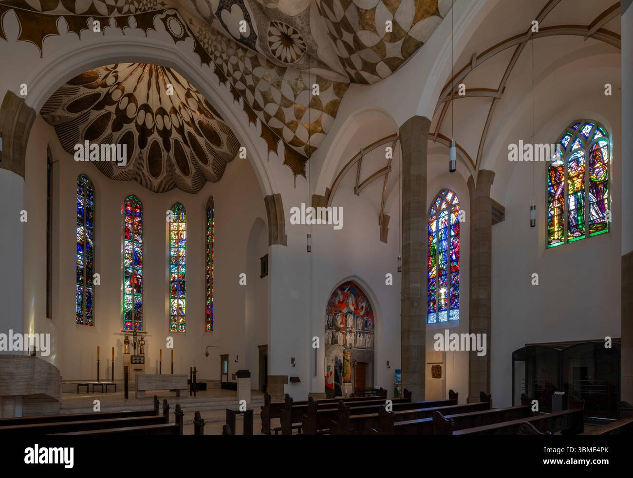 Kirchen im Rhein-Kreis-Neuss, Neuss, Dreikönigenkirche (Kirche Heilige Drei Könige),1909-1911 von Eduard Endler erbaut, Altar und Deckengewölbe von Do Banque D'Images