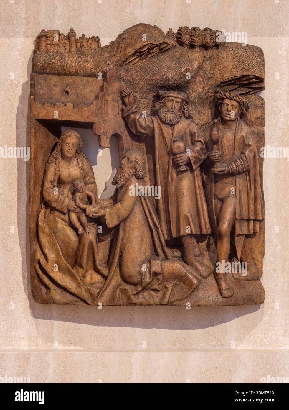 Kirchen im Rhein-Kreis-Neuss, Neuss, Dreikönigenkirche (Kirche Heilige Drei Könige),1909-1911 von Eduard Endler erbaut,Holzrelief der heiligen drei Kö Banque D'Images