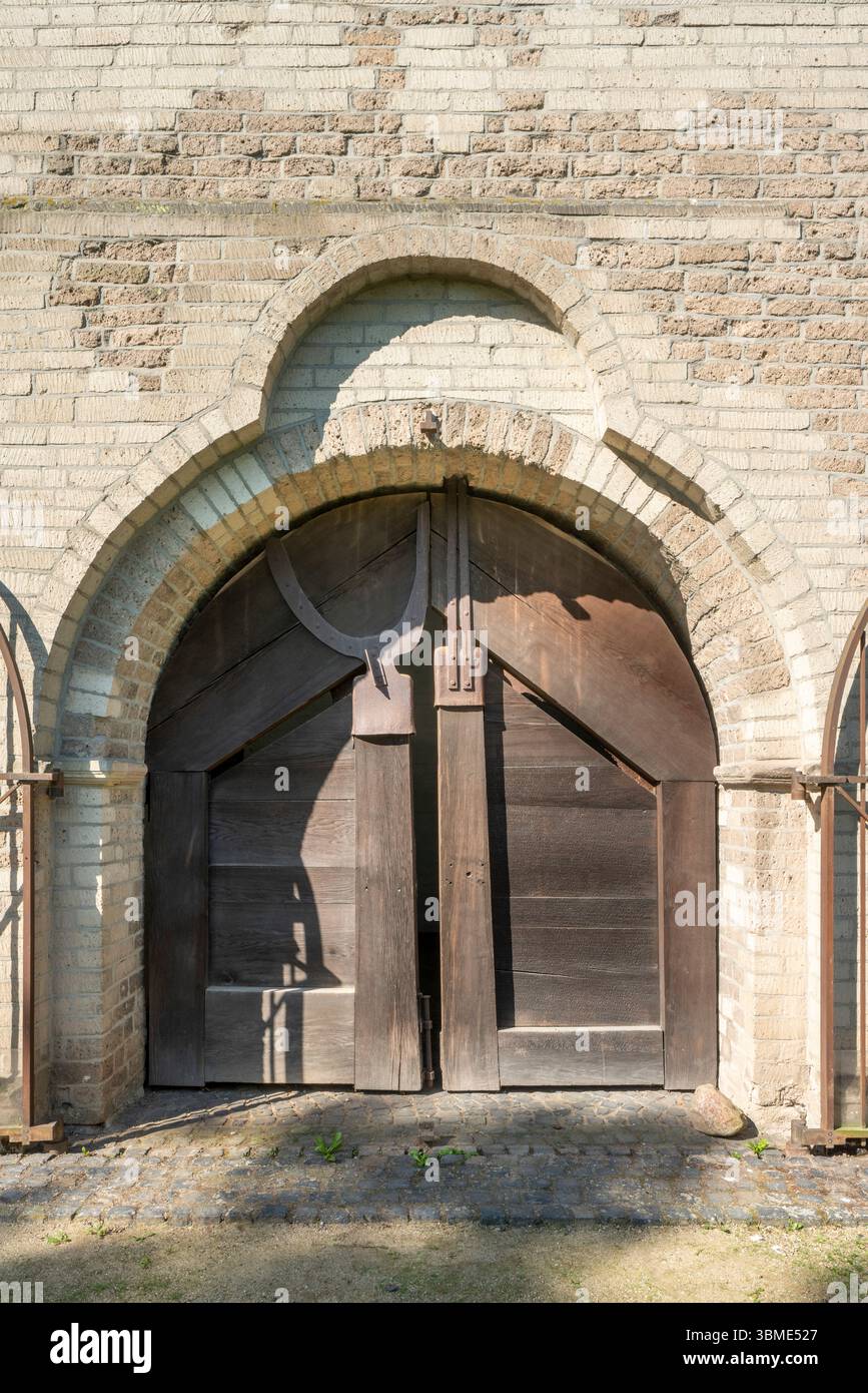 Kirchen im Rhein-Kreis-Neuss, Meerbusch-Büderich, alter Kirchturm mit Mahnmal von Joseph Beuys, Portal Banque D'Images