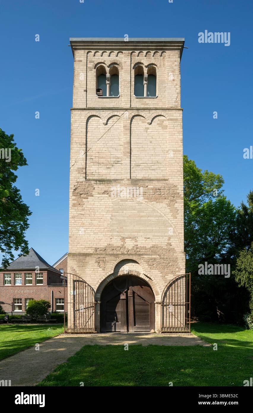 Kirchen im Rhein-Kreis-Neuss, Meerbusch-Büderich, Alter Kirchturm mit Mahnmal von Joseph Beuys, Blick von Osten Banque D'Images
