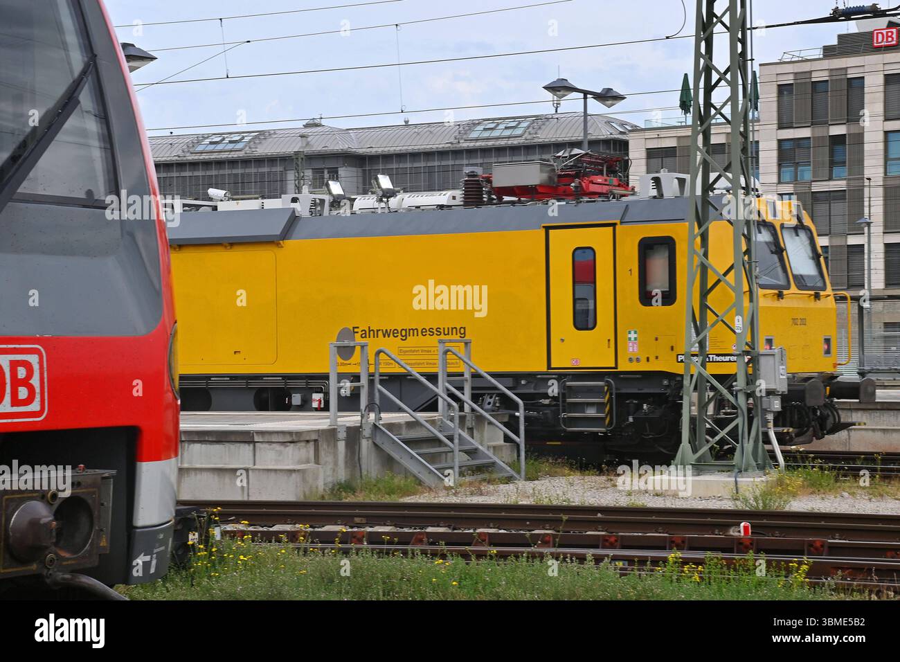 DB nimmt zwei Elektronische Stellwerke in Muenchen in Betrieb. Ein Zug der Fahrwegmessung der Bahn , Sanierung,Netzausbau,Gleisnetz am Ostbahnhof in Muenchen. *** DB met en service deux systèmes de verrouillage électronique à Munich Un train de la mesure des voies ferrées, la rénovation, l'expansion du réseau, le réseau de voies à Ostbahnhof à Munich Banque D'Images