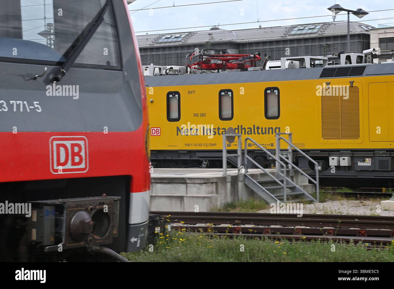 DB nimmt zwei Elektronische Stellwerke in Muenchen in Betrieb. Ein Zug der NETZ INSTANDHALTUNG der Bahn , Sanierung,Netzausbau,Gleisnetz am Ostbahnhof in Muenchen. *** DB met en service deux boîtiers de signalisation électroniques à Munich Un train de la NETZ INSTANDHALTUNG der Bahn , rénovation, extension du réseau, réseau de voies à Ostbahnhof à Munich Banque D'Images