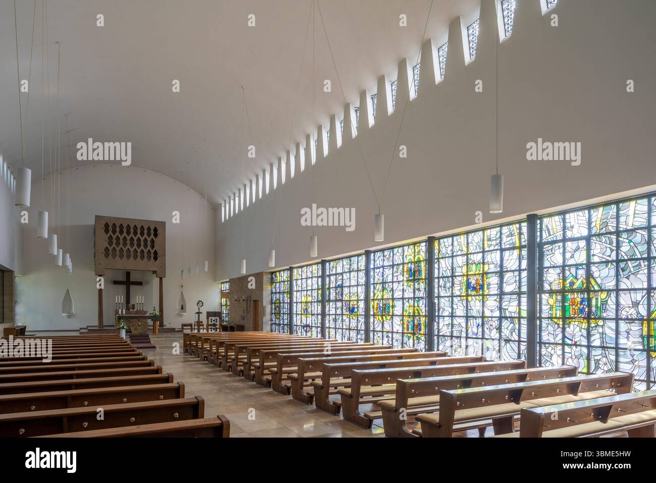 Kirchen im Rhein-Kreis-Neuss, Grevenbroich-Südstadt, préparé Josef, 1954 von Gottfried Böhm erbaut, Blick zum Altar Banque D'Images