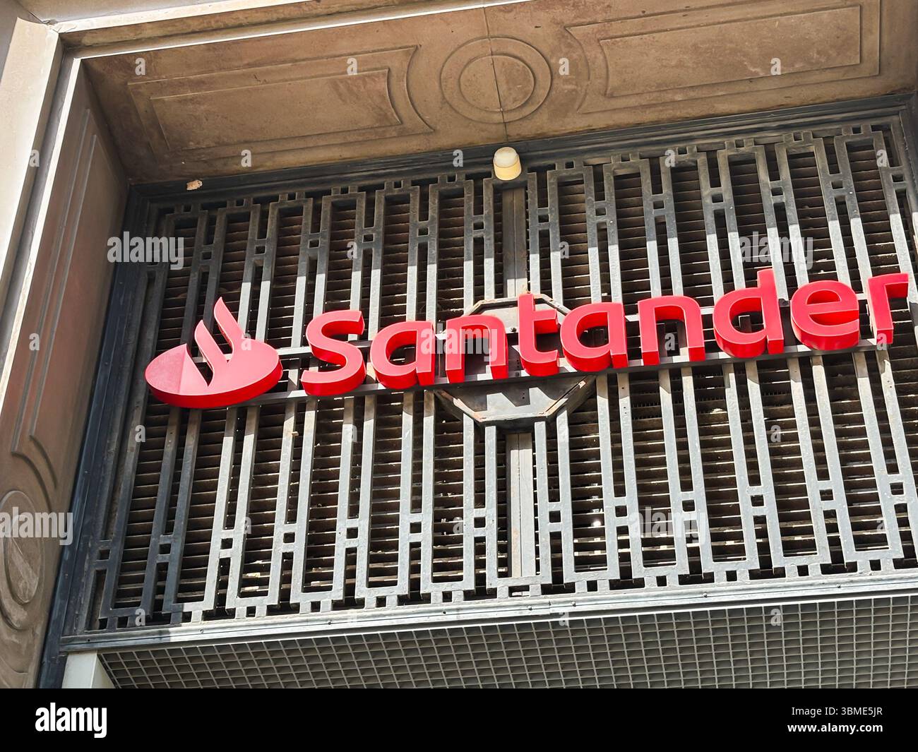 Alicante, Espagne - 24 juin 2025 : logo Santander Bank affiché en évidence sur une façade de bâtiment moderne, mettant en valeur l'identité de la marque et l'architecture Banque D'Images