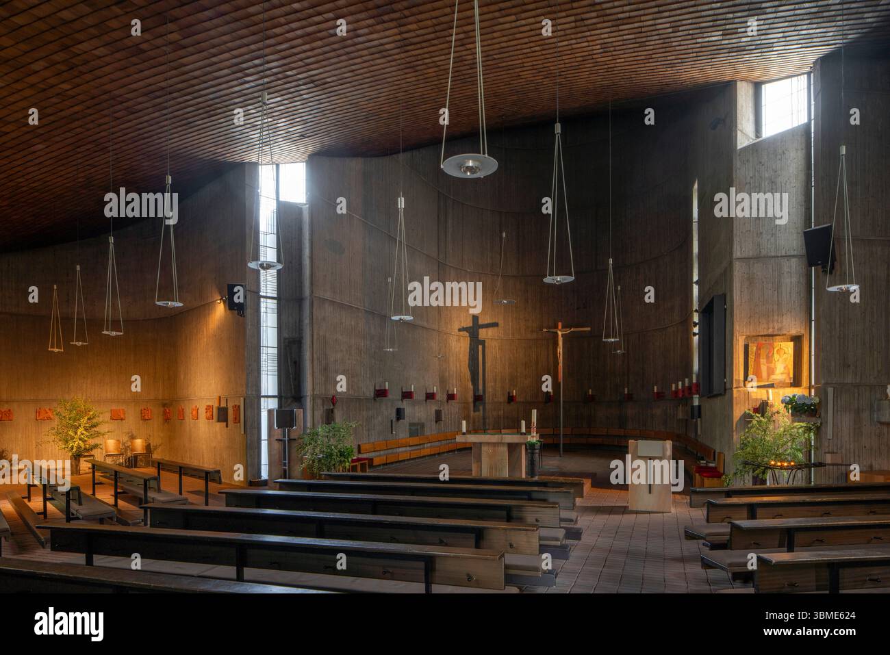 Kirchen im Rhein-Kreis-Neuss, Neuss, obtenu Pius X., 1966-1967 von Margot und Joachim Schürmann erbaut, Blick zum Altar Banque D'Images