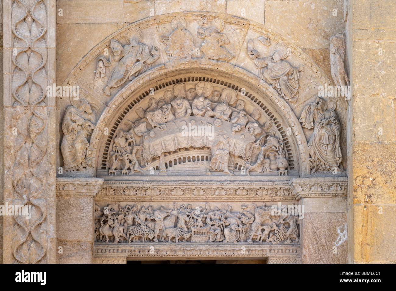 Charlieu, Abtei Saint-Fortunat (Abbaye de Saint-Fortunat), Kleines Nordportal des Narthex Banque D'Images