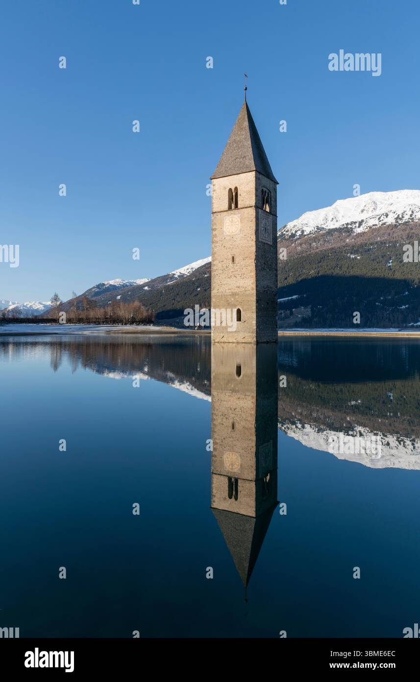 Graun am Reschensee, Turm der alten Pfarrkirche est composé de Katharina Banque D'Images