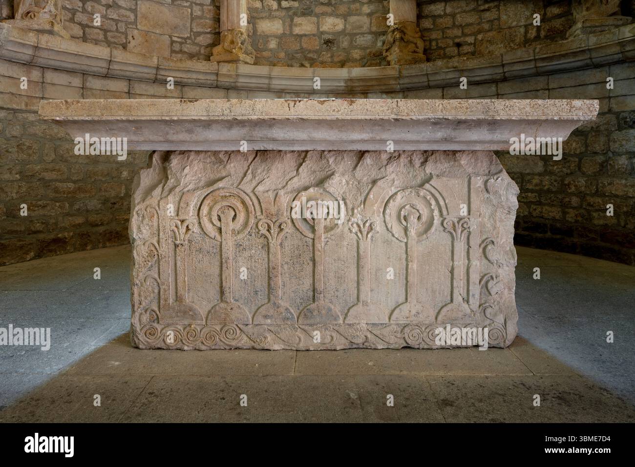 Saint-Christol, notre-Dame-St-Christophe (Saint-Christol d’Albion), Romanischer Chor, Altar mit relief Banque D'Images