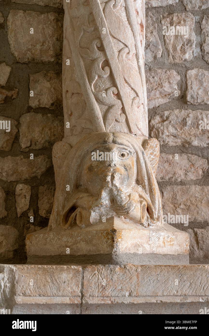 Saint-Christol, notre-Dame-St-Christophe (Saint-Christol d’Albion), Romanischer Chor, Säulenbasis Banque D'Images