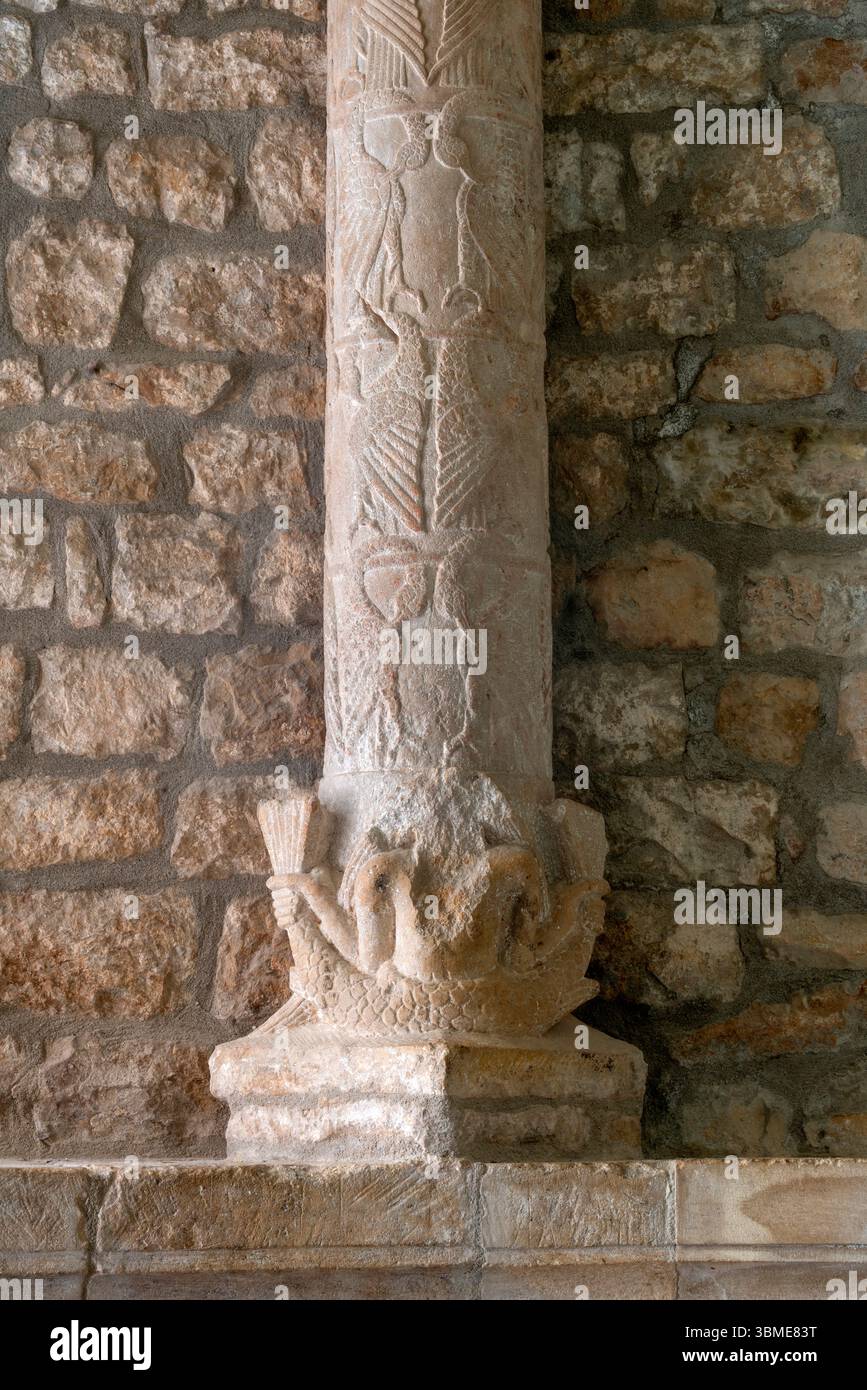 Saint-Christol, notre-Dame-St-Christophe (Saint-Christol d’Albion), Romanischer Chor, Säulenbasis Banque D'Images