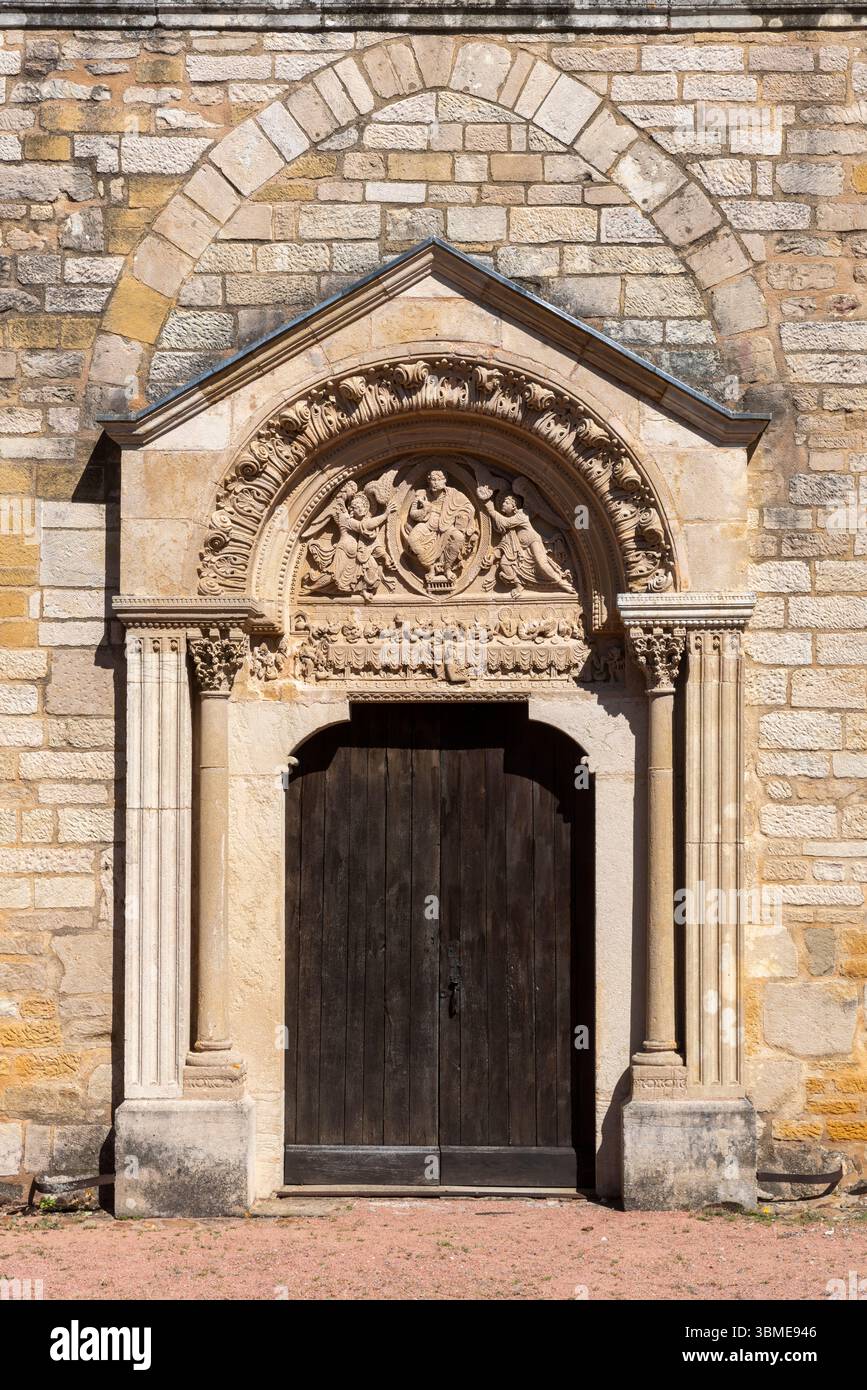 St-Julien (Saint-Julien-de-Jonzy), romanische Pfarrkirche, Westfassade mit Portal Banque D'Images