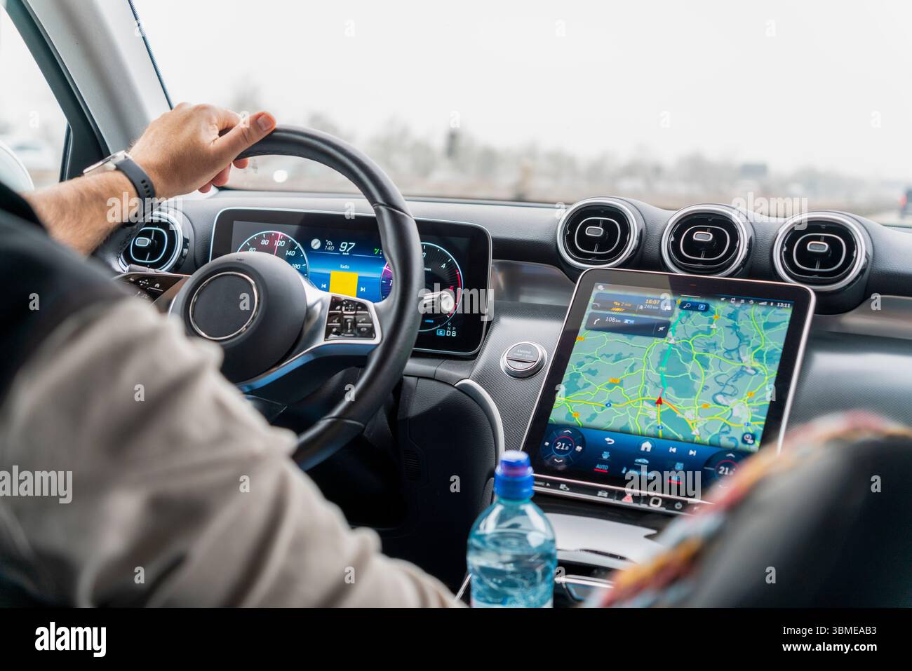 Paysage de conduite avec chauffeur à l'intérieur d'une voiture moderne Banque D'Images