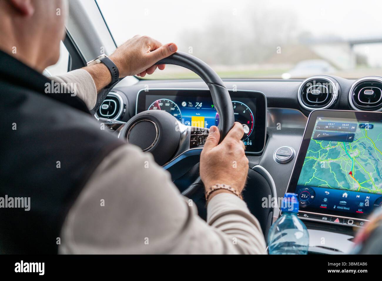Paysage de conduite avec chauffeur à l'intérieur d'une voiture moderne Banque D'Images
