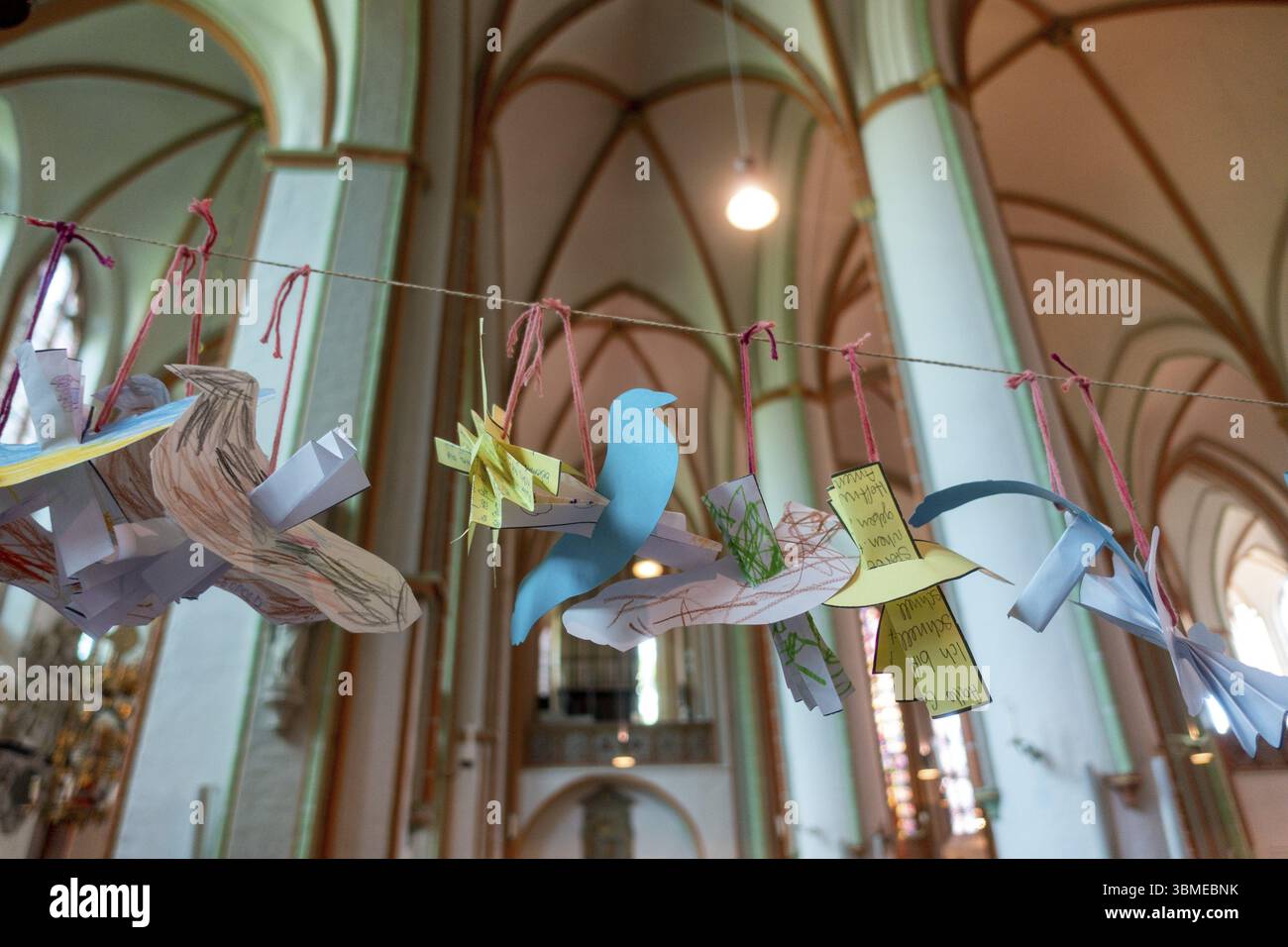 Des colombes de la paix en papier pendent dans l'église protestante principale de Johannis, Johanniskirche, une église-hall gothique, Lueneburg, basse-Saxe, Allemagne, EUR Banque D'Images