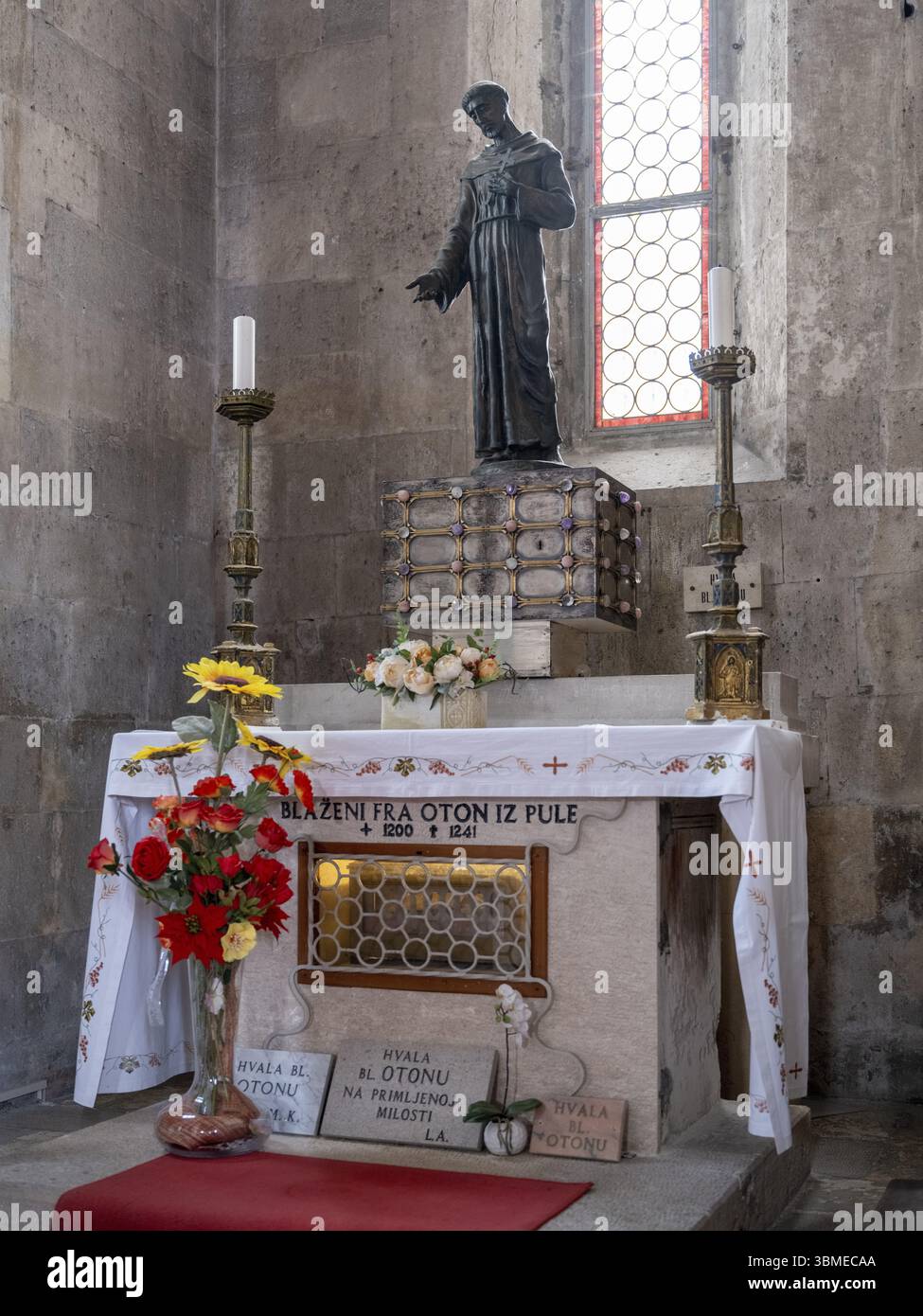 Église franciscaine, statue du bienheureux prêtre franciscain Otto de Pula (1200 -1241), Pula, Istrie, Croatie, Europe Banque D'Images