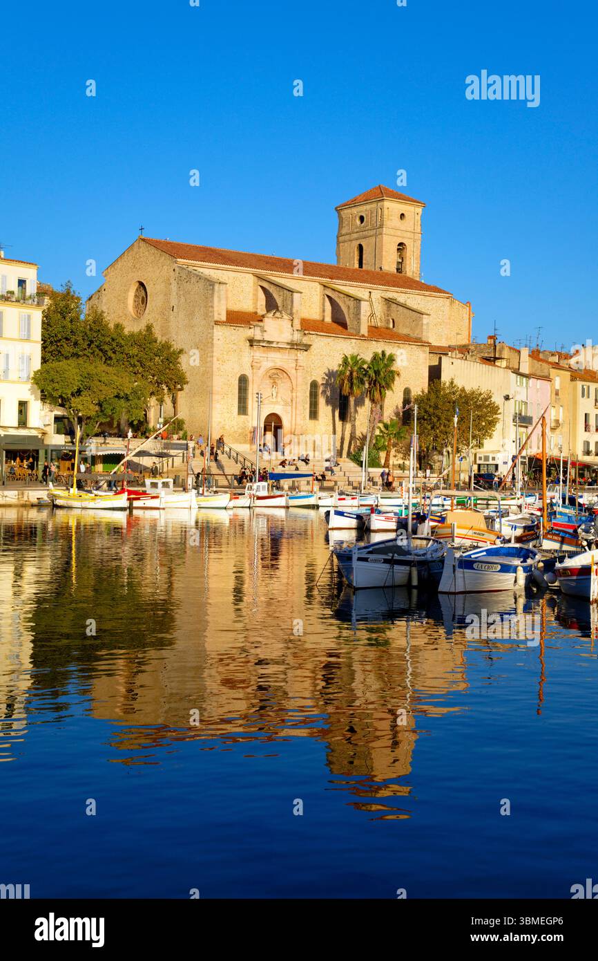 France, Bouches du Rhône, Parc National des Calanques, la Ciotat, le Vieux Port, église notre-Dame de l'Assomption (1603) Banque D'Images