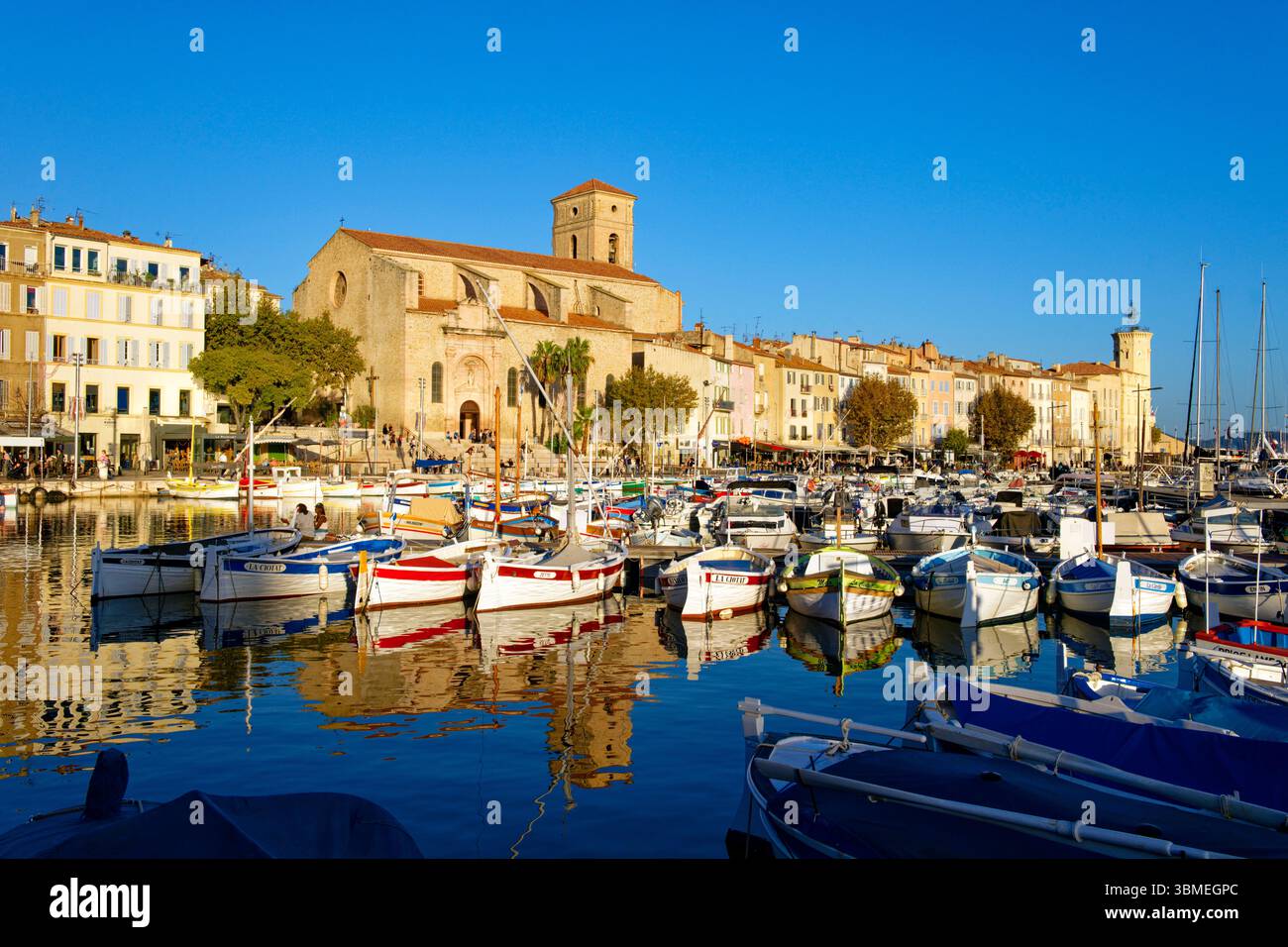 France, Bouches du Rhône, Parc National des Calanques, la Ciotat, le Vieux Port, musée Ciotaden dans un beffroi (1864) et l'église notre-Dame de l'Assomption (1603) Banque D'Images