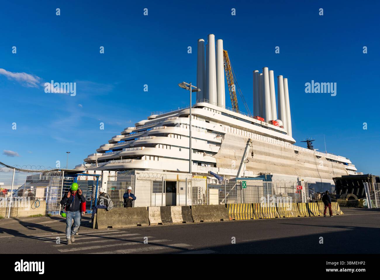 France, Loire-Atlantique, Saint-Nazaire, construction du superyacht de luxe Ritz-Carlton Luminara en cale sèche de Joubert Banque D'Images