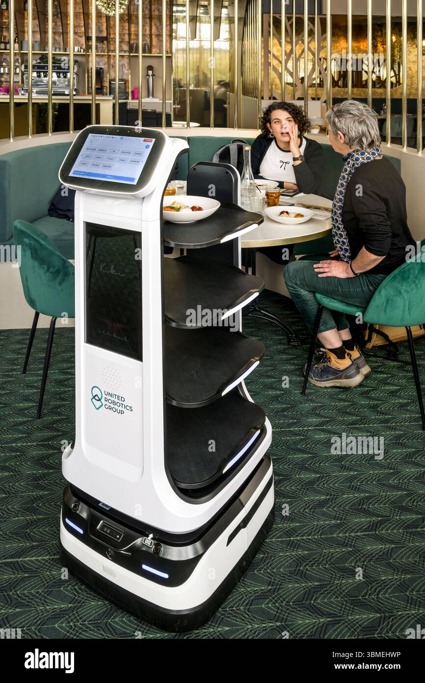 France, Loire-Atlantique, Saint-Nazaire, Kili Beach Restaurant dans le centre commercial Ruban Bleu, robot de service de United Robotics Group dont la fonction première est de nettoyer la table Banque D'Images