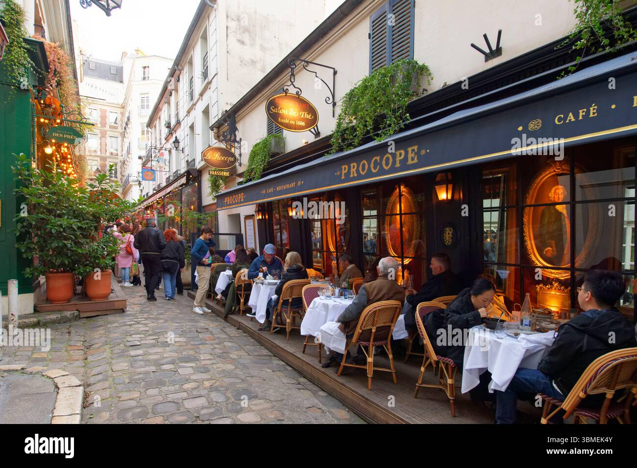 France, Paris, quartier Saint Germain des Prés, Cour du commerce Saint-André, rue de l'ancienne Comédie, le restaurant le Procope, le plus ancien restaurant de Paris ouvert en 1686 Banque D'Images France, Paris, quartier Saint Germain des Prés, Cour du commerce Saint-André, rue de l'ancienne Comédie, le restaurant le Procope, le plus ancien restaurant de Paris ouvert en 1686 Banque D'Images