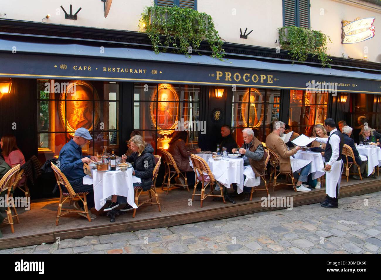 France, Paris, quartier Saint Germain des Prés, Cour du commerce Saint-André, rue de l'ancienne Comédie, le restaurant le Procope, le plus ancien restaurant de Paris ouvert en 1686 Banque D'Images France, Paris, quartier Saint Germain des Prés, Cour du commerce Saint-André, rue de l'ancienne Comédie, le restaurant le Procope, le plus ancien restaurant de Paris ouvert en 1686 Banque D'Images