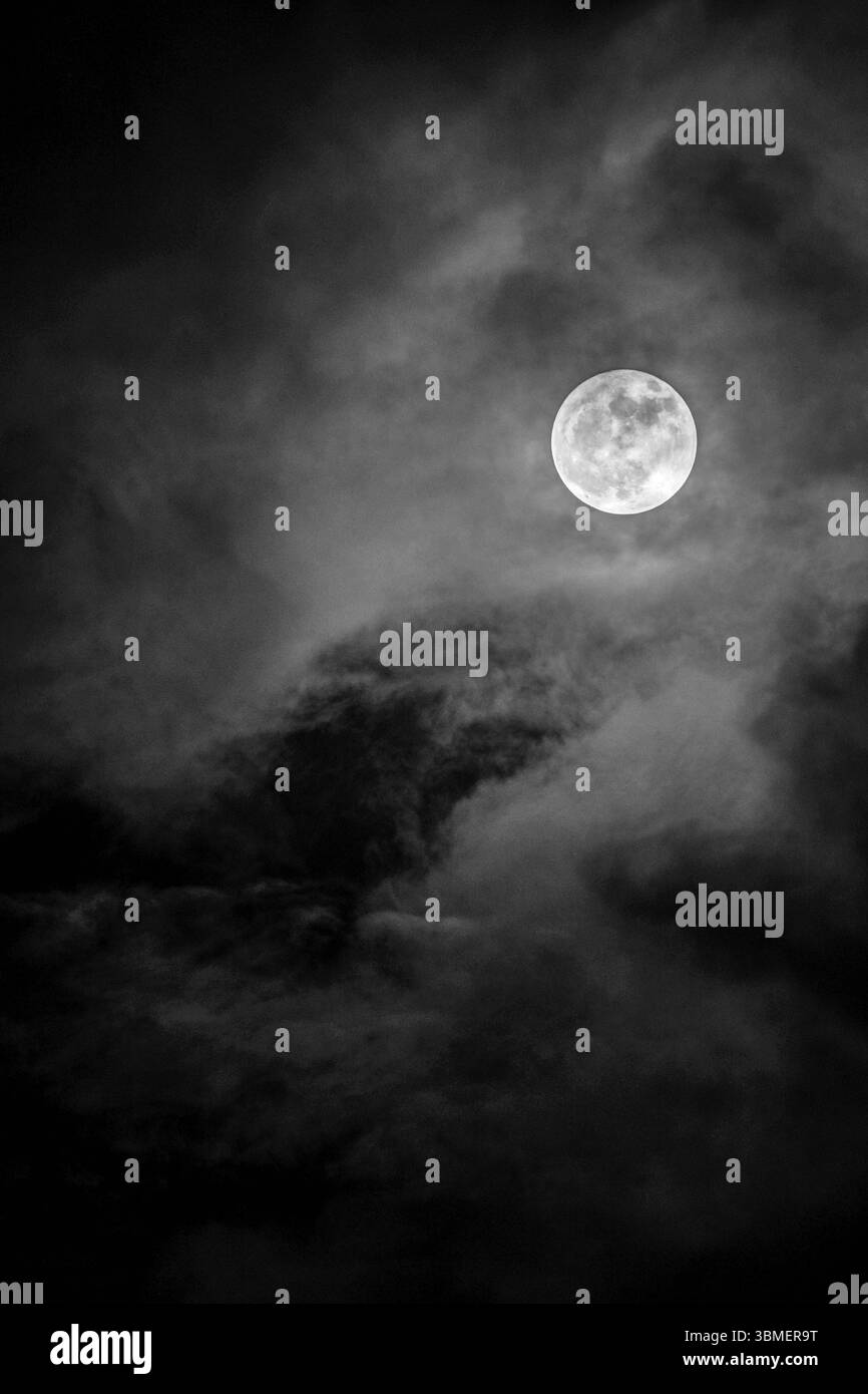 Image claire de la lune contre un ciel nocturne sombre, mettant en valeur ses détails et sa luminosité. Banque D'Images