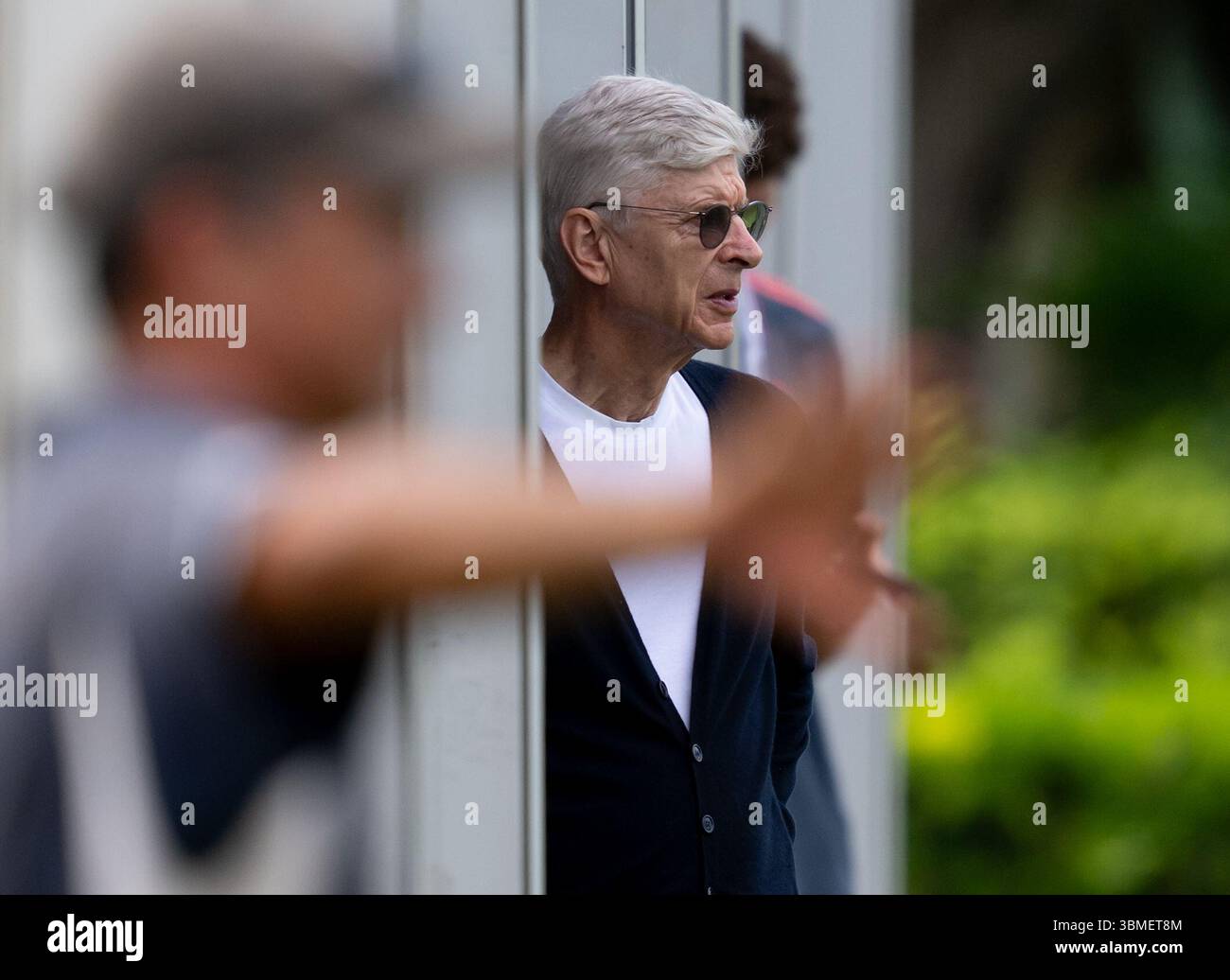 Orlando, États-Unis. 26 juin 2025. Football : Coupe du monde des clubs, entraînement du FC Bayern Munich avant la manche du 16e match entre le FC Bayern Munich et le CR Flamengo au complexe sportif ESPN. Arsène Wenger, ancien footballeur et entraîneur, assiste à la séance d'entraînement du Bayern. Crédit : Sven Hoppe/dpa/Alamy Live News Banque D'Images