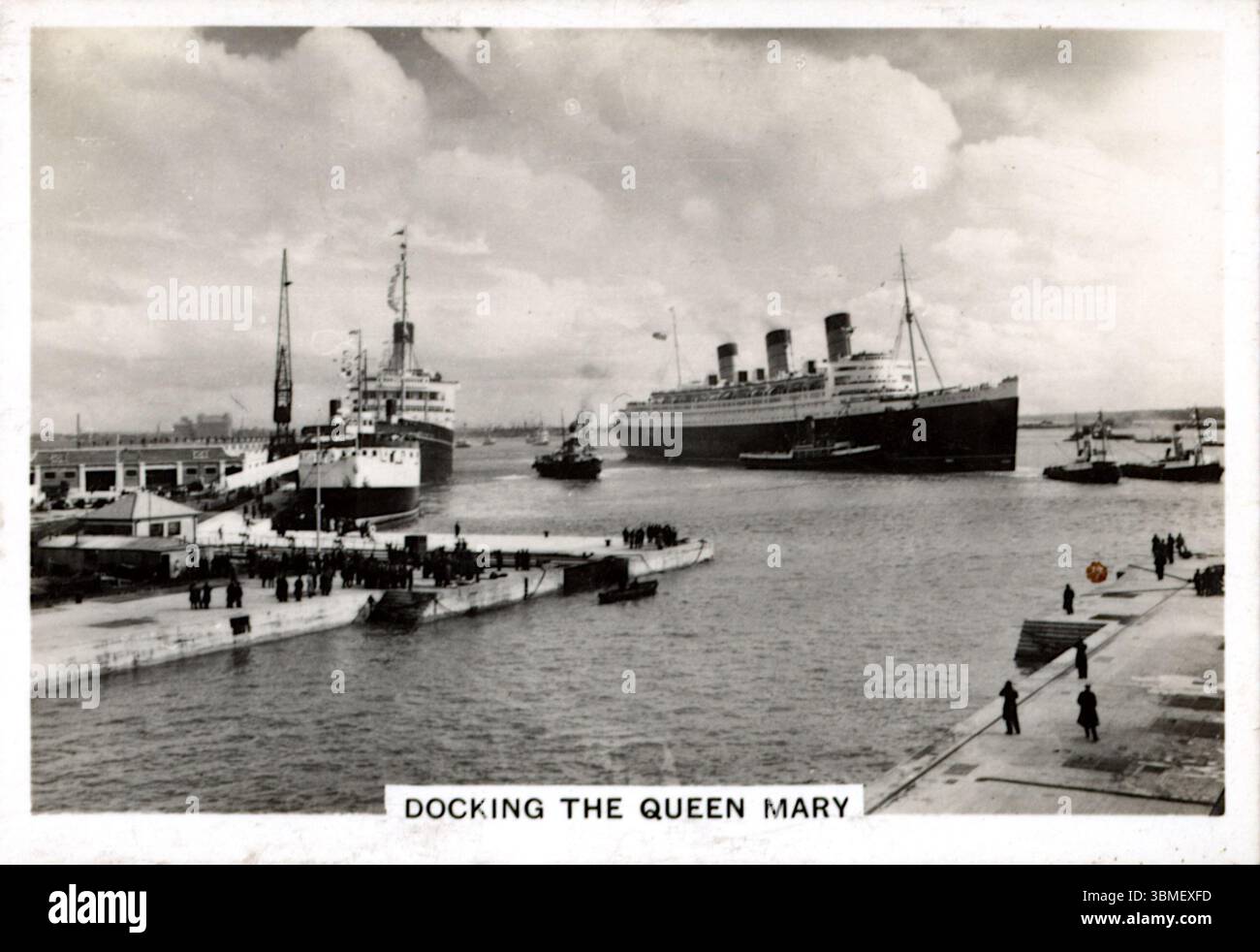Amarrage du Queen Mary : le paquebot de croisière arrive au port de Southampton, en Angleterre. De la série 'Coastwise' de cartes de cigarettes qui ont été publiées en 1939 par J.A. Pattreiouex Ltd., une compagnie de tabac basée à Manchester mieux connue pour produire la marque Senior Service. Banque D'Images