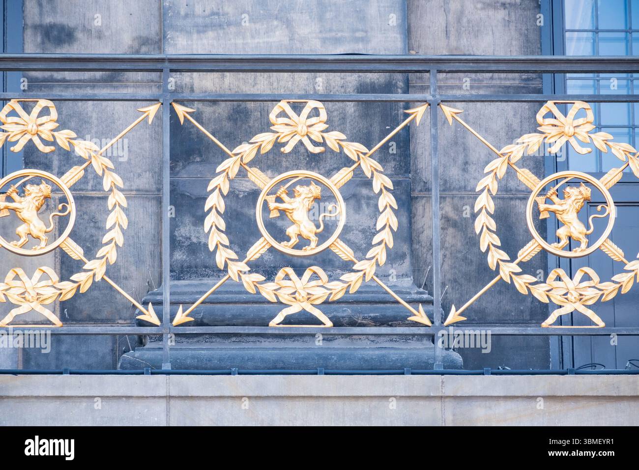 Barrière ornée de balustrades de balcon sur le Palais Royal Koninklijk Paleis Amsterdam. Balustrade en fer doré avec lion au centre annonces joli détail artistique Banque D'Images