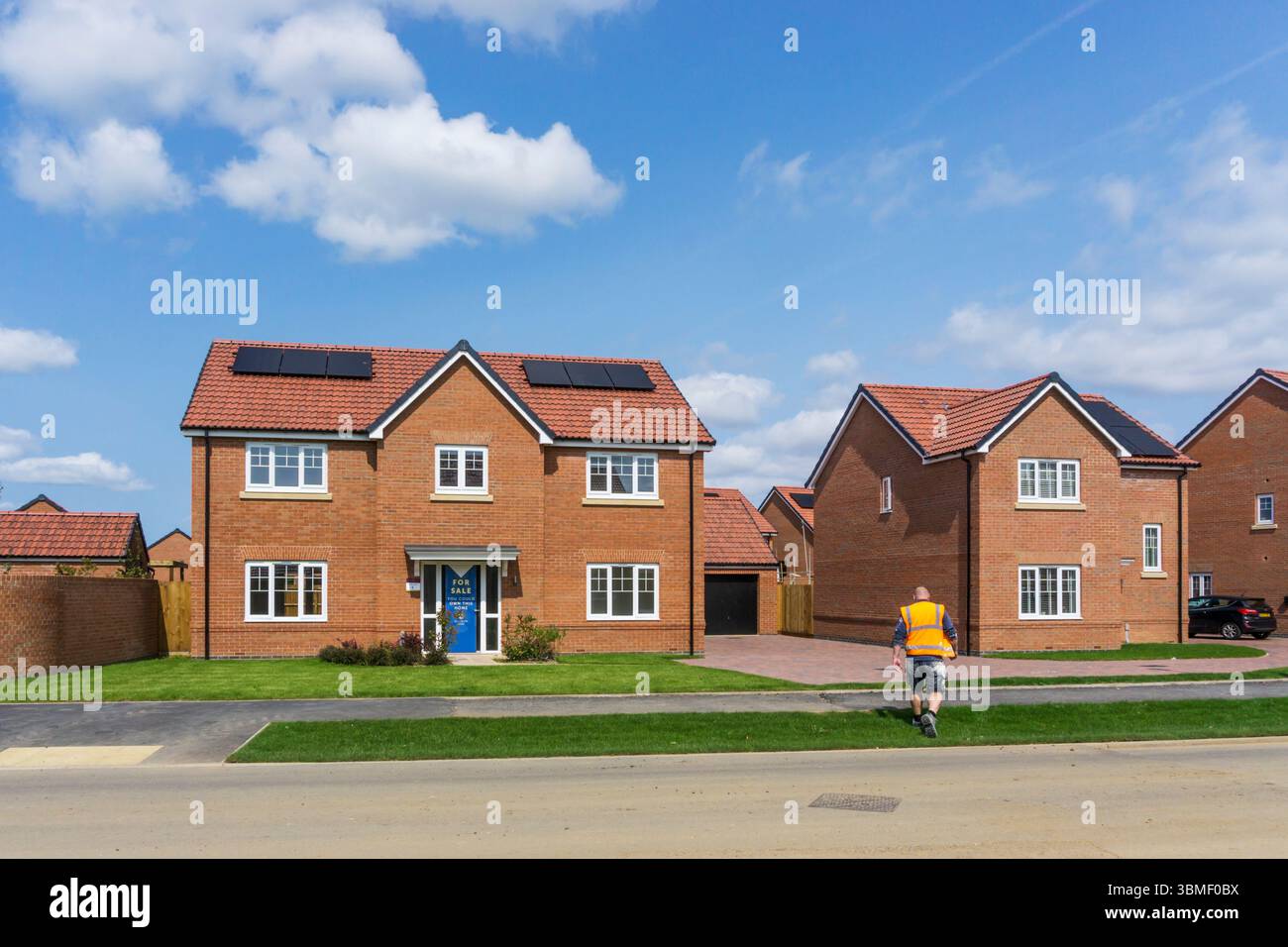 Nouvelle maison individuelle à double façade de quatre chambres à vendre à South Wootton à la périphérie de King's Lynn, Norfolk. Cellules PV ou panneaux solaires sur le toit. Banque D'Images