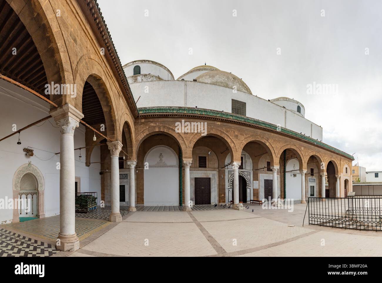 Une photo de la mosquée Sidi Mahrez à Tunis. Banque D'Images
