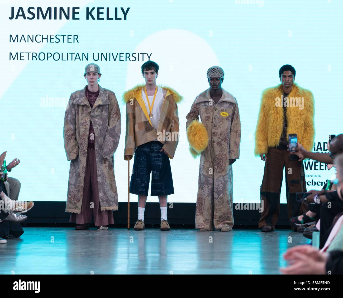 Images du récent événement Graduate Fashion week à Brick Lane. Designers dans leurs premières et dernières années de graduation des diplômes de mode Banque D'Images