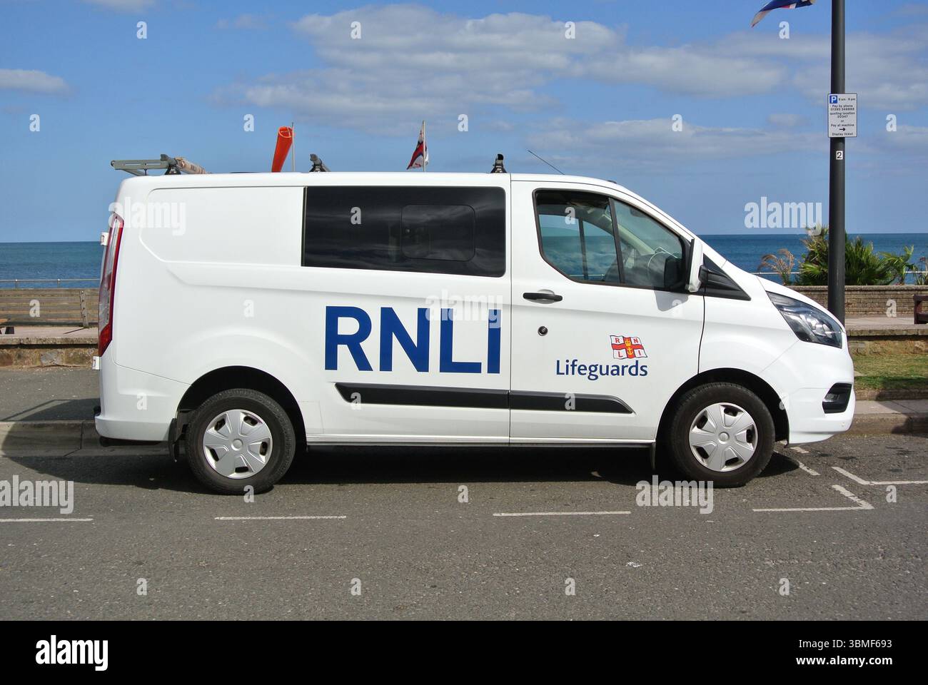 Une Ford transit Custom 2019, exploitée par RNLI Lifeguard, stationnée à Teignmouth, Devon, Angleterre, Royaume-Uni. Banque D'Images
