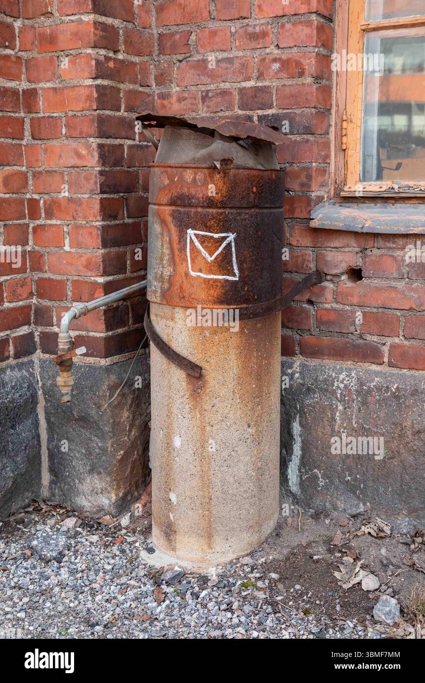 Fausse boîte de pilier avec symbole de lettre dans le district Konepaja d'Helsinki, Finlande Banque D'Images