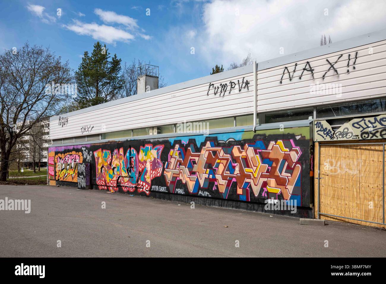 Centre commercial fermé couvert de graffitis, construit en 1967, en attente d'être démoli dans le quartier Lehtisaari d'Helsinki, en Finlande Banque D'Images