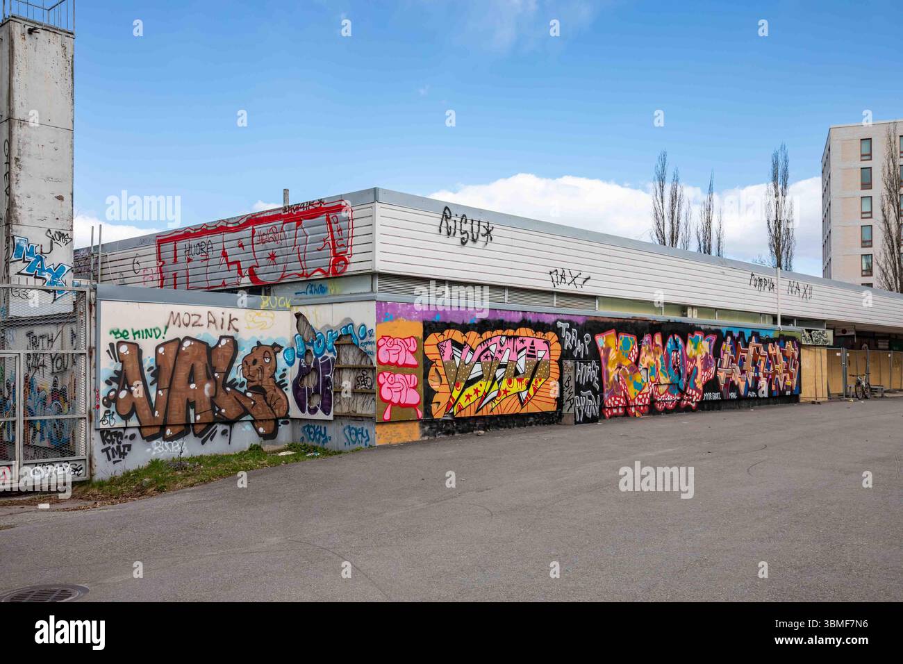 Centre commercial fermé avec des murs couverts de graffitis en attente de démolition dans le quartier Lehtisaari d'Helsinki, Finlande Banque D'Images