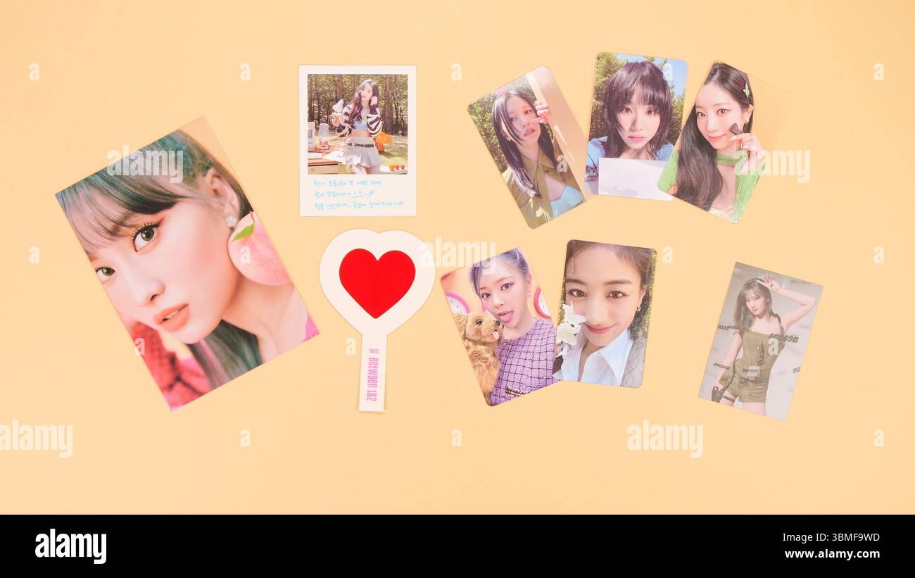 Deux fois entre 1 et 2 mini Album Box est réglé sur jaune. Disque de musique rouge dans un lecteur de cd blanc. Groupe de filles sud-coréennes deux fois. Espace pour le texte. Gatineau, QC CAN Banque D'Images